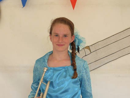 Elisa speelt trompet.